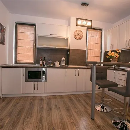 Daire Elegant Near The Park & Mountain View