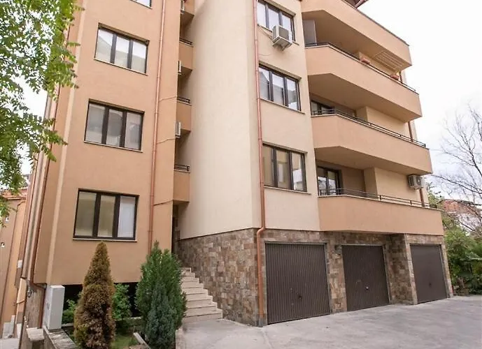 شقة в есента идва с топлина, слънце и златна светлина